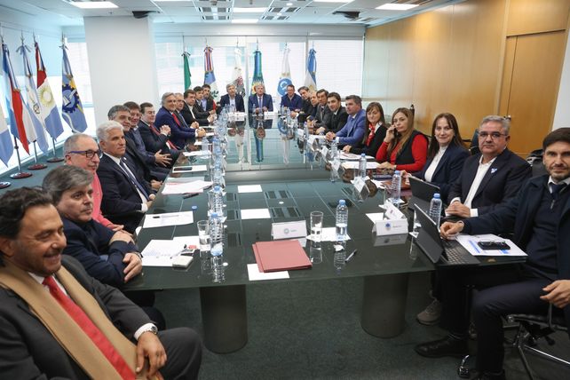 Reunión de gobernadores. Maximiliano Pullaro junto a sus colegas en la reunión de este lunes en el Concejo Federal de Inversiones (CFI).