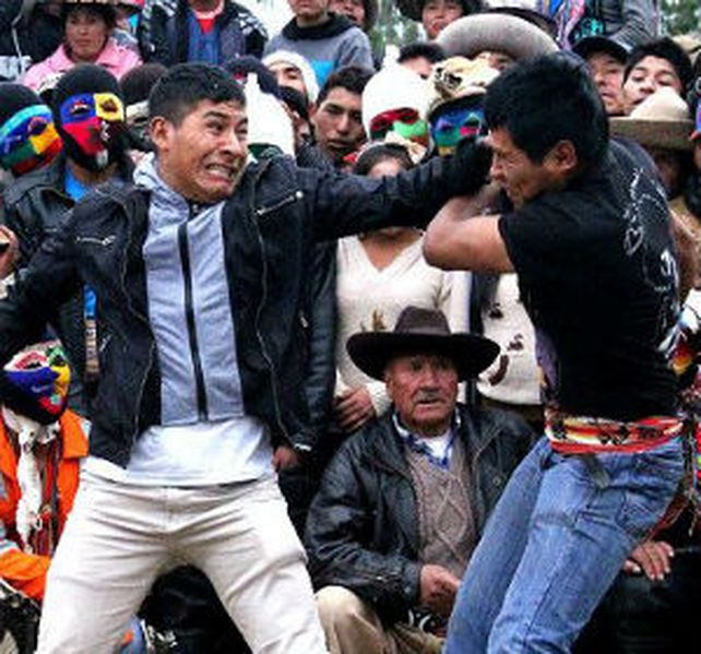 Las peleas duran un promedio de tres minutos y culmina con un abrazo entre los contendientes.
