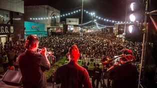 Los artistas y comparsas compartieron la alegría de la comunidad en una noche inolvidable en la que los villagalvenses rememoraron la fundación de la ciudad.