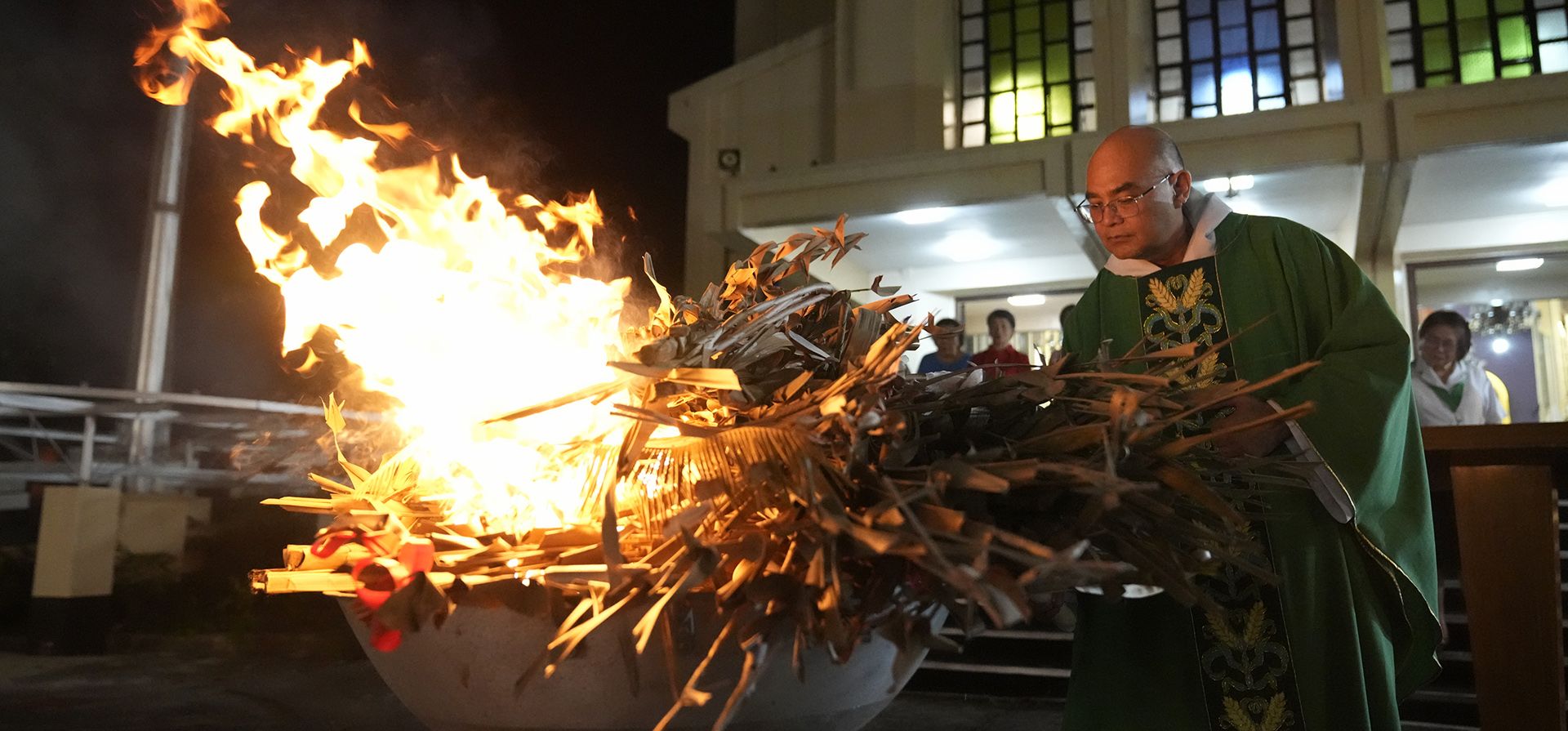 El sacerdote católico padre Mark Renacia OAR quema hojas de palma viejas para usarlas en los ritos del Miércoles de Ceniza en la parroquia Nuestra Señora de la Consolación en la ciudad de Quezón, Filipinas, el martes 4 de marzo de 2025. (Foto AP/Aaron Favila) El sacerdote católico padre Mark Renacia OAR quema hojas de palma viejas para usarlas en los ritos del Miércoles de Ceniza en la parroquia Nuestra Señora de la Consolación en la ciudad de Quezón, Filipinas, el martes 4 de marzo de 2025. (Foto AP/Aaron Favila)