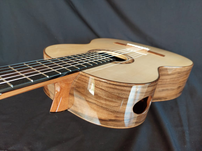 Las guitarradas de Claudio Ghisio son muy requeridas entre los músicos. Sólo fabrica 7 u 8 por año en su taller de Bigand.