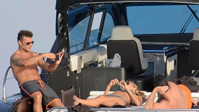 Ricky con su novio y Esther Cañadas en las Islas Baleares.