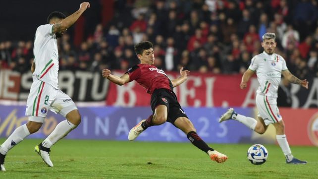 Justo Giani intenta pero no puede. Newells tiene un partido complicado ante Audax Italiano.