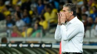 El Patón Bauza debutó con una goleada