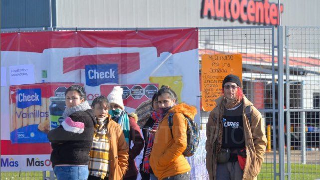 Libres del Sur se manifestó en dos supermercados de Paraná para reclamar contra la inflación. Denunciaron la falta de mercadería para comedores y merenderos.