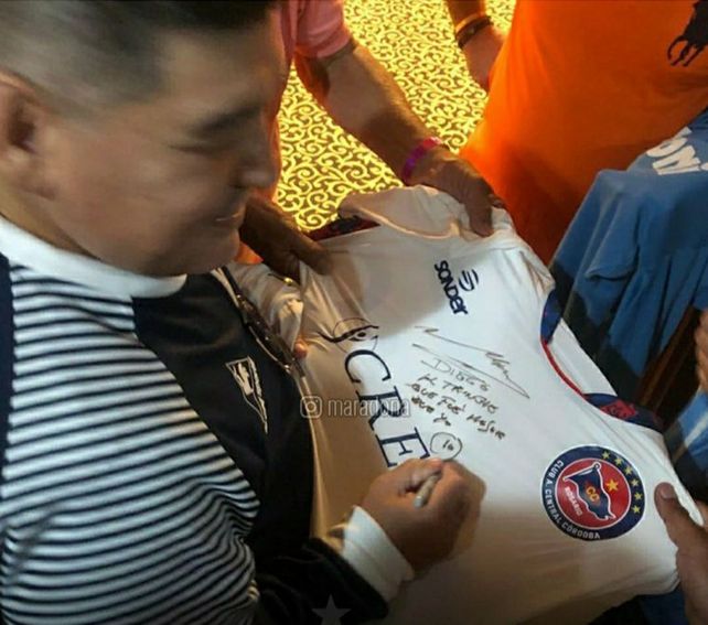 Maradona&nbsp; muestra la camiseta que le regal&oacute; el Trinche en febrero &uacute;ltimo.