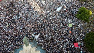 Qatar 2022: Estado de felicidad plena entre los millones y millones que ganaron las calles para festejar el fútbol. El Monumento y barrios aledaños al Centro copado por miles y miles de hinchas.&nbsp;