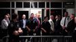 El ex mandatario republicano es escoltado por agentes del Servicio Secreto de los EEUU en salas y pasillos del tribunal neoyorkino.