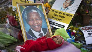 Nelson Mandela es mantenido con vida con un respirador artificial