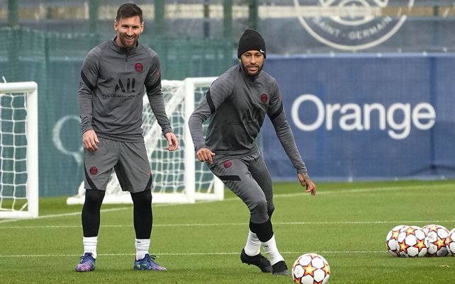Lionel Messi y Neymar entrenan en las instalaciones del club del Paris Saint-Germain en Saint Germain-en-Laye, oeste de París, el lunes 18 de octubre de 2021. El PSG jugará mañana en Leipzig en un partido de fútbol del Grupo A de la Liga de Campeones.