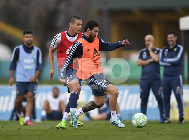 Sampoli le va dando forma al equipo para visitar a Uruguay