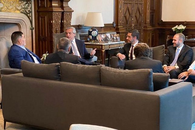 Maradona se reunió con Fernández y salió a saludar al balcón de la Rosada