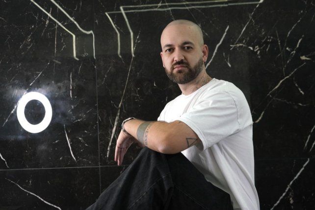 Maximiliano Carreras dirige el Studio Orbe junto a su socio Ezequiel Serravalle. Desde allí se consolidó como un referente del microrrealismo.