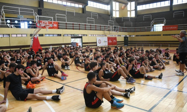Chicos de polideportivos municipales participaron del campus de Sergio Hernández