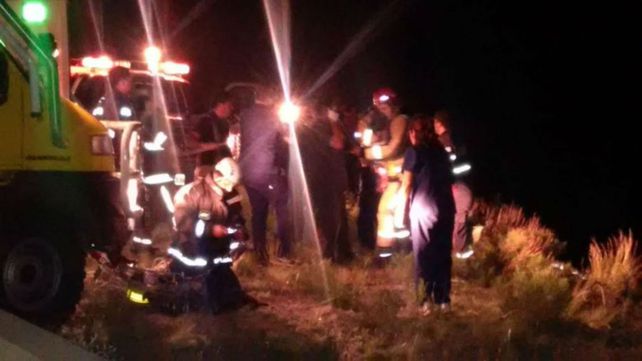 Fatal. Los bomberos hallaron a la mamá a 25 metros de su auto.