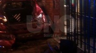 Un auto chocó contra una casa: lo conducía un joven de 17 años
