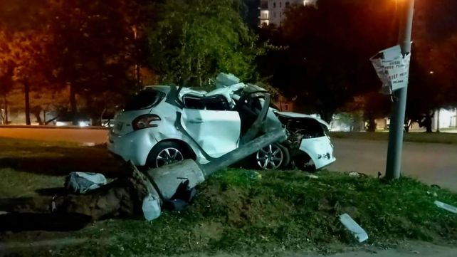 Impactante accidente en Avenida Alem: chocó contra una columna de semáforo y volcó