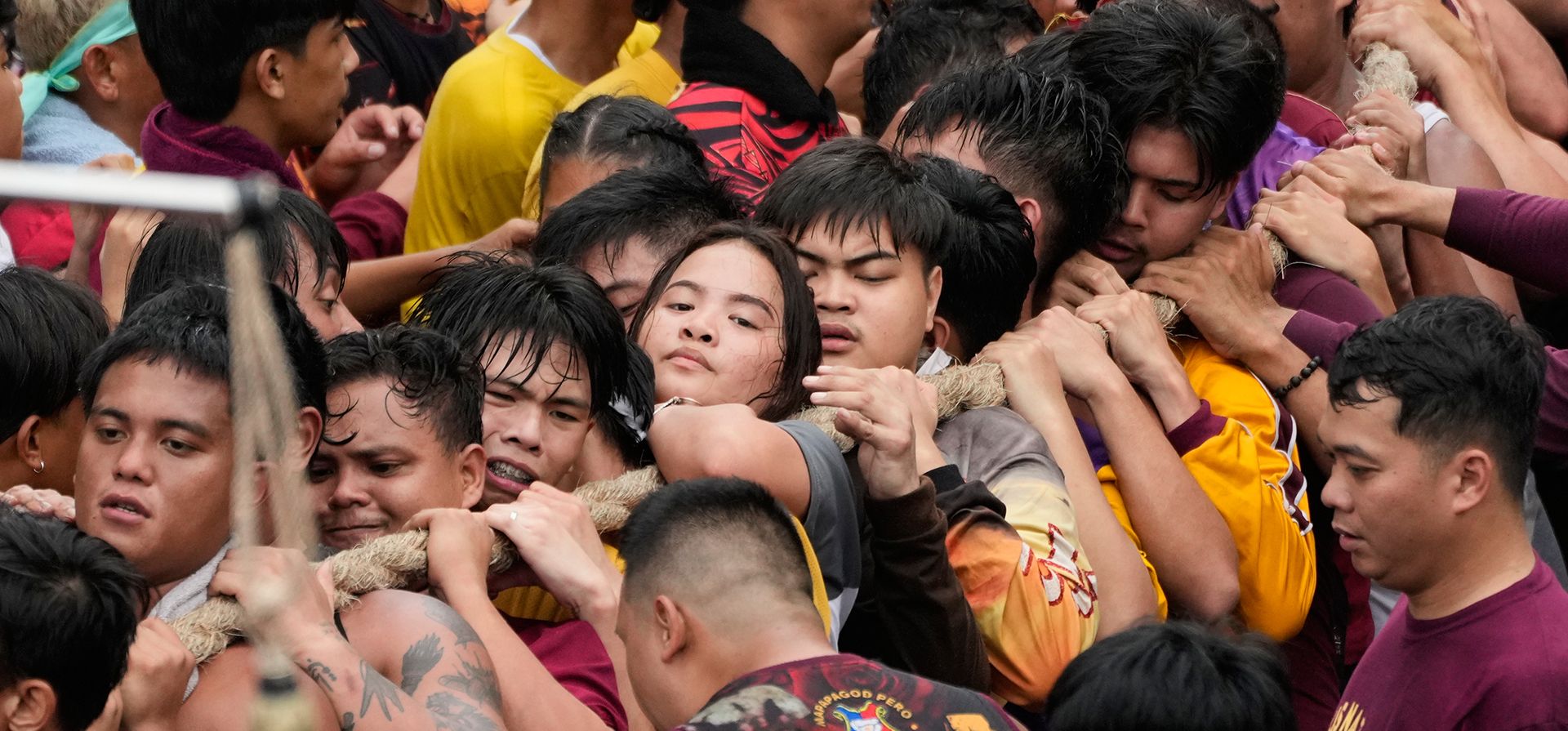 Devotos católicos tiran de una cuerda atada al carruaje que lleva la imagen de Jesús Nazareno durante su procesión anual en Manila, Filipinas, en su día festivo, el viernes 9 de enero de 2026. (Foto AP/Aaron Favila) Devotos católicos tiran de una cuerda atada al carruaje que lleva la imagen de Jesús Nazareno durante su procesión anual en Manila, Filipinas, en su día festivo, el viernes 9 de enero de 2026. (Foto AP/Aaron Favila)