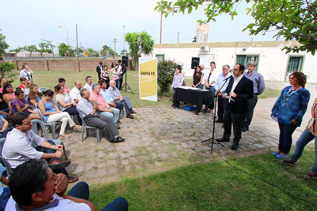El Municipio regularizó la situación dominial de 27 familias de barrios del Oeste