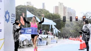 Unos cinco mil atletas corren bajo la lluvia en la 24ª Maratón Internacional de la Bandera