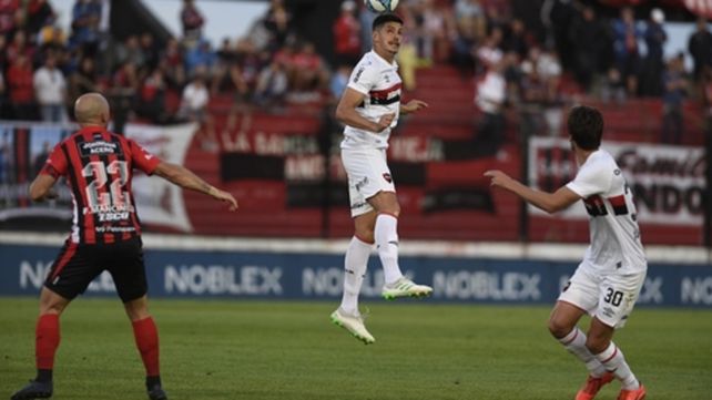 El tándem goleador. Salinas conecta de cabeza para bajársela a Albertengo