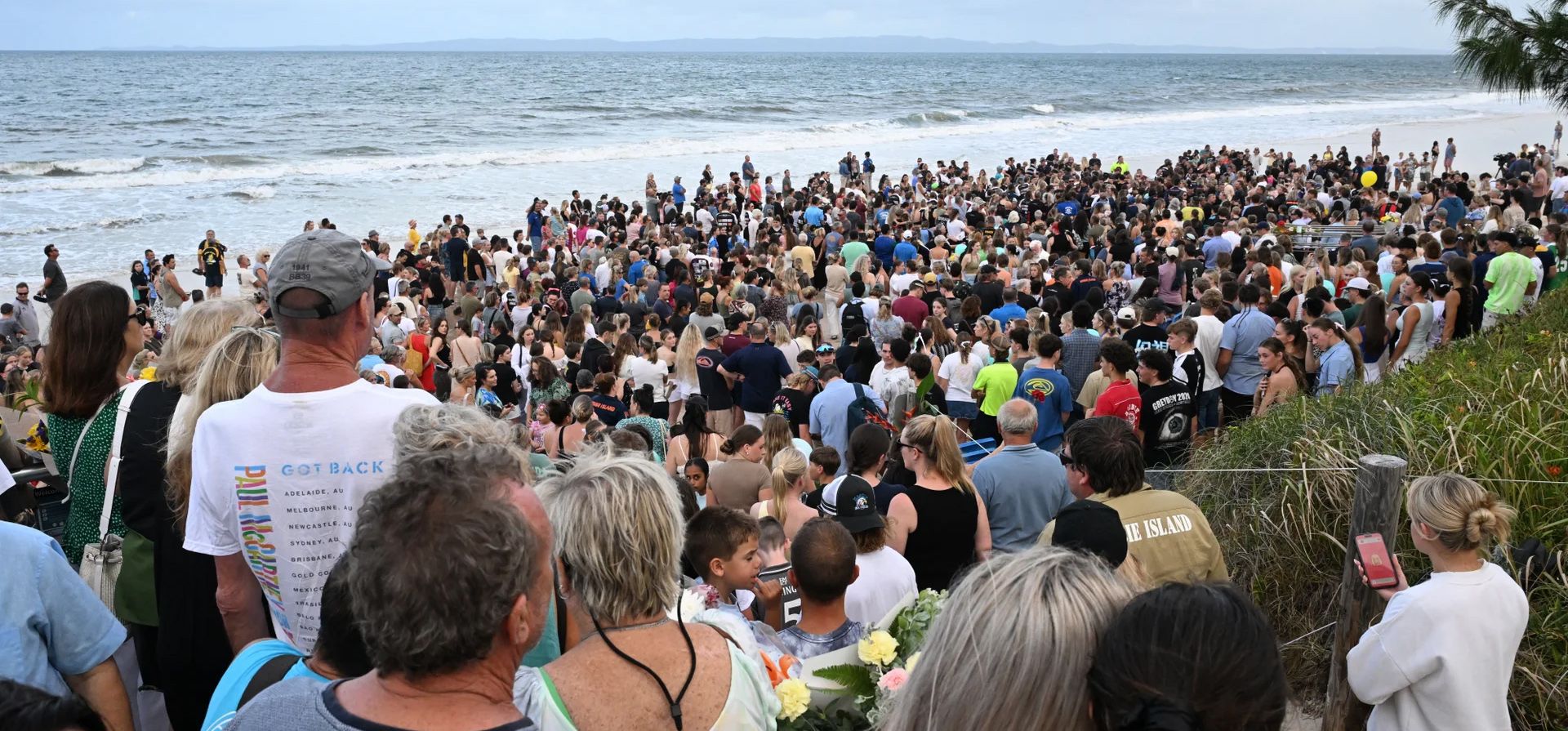 La gente asiste a una vigilia por una víctima del ataque de un tiburón, Charlize Zmuda, de 17 años, en la playa de Woorim, Isla Bribie, Australia. Fotografía: Darren England/AAP La gente asiste a una vigilia por una víctima del ataque de un tiburón, Charlize Zmuda, de 17 años, en la playa de Woorim, Isla Bribie, Australia. Fotografía: Darren England/AAP