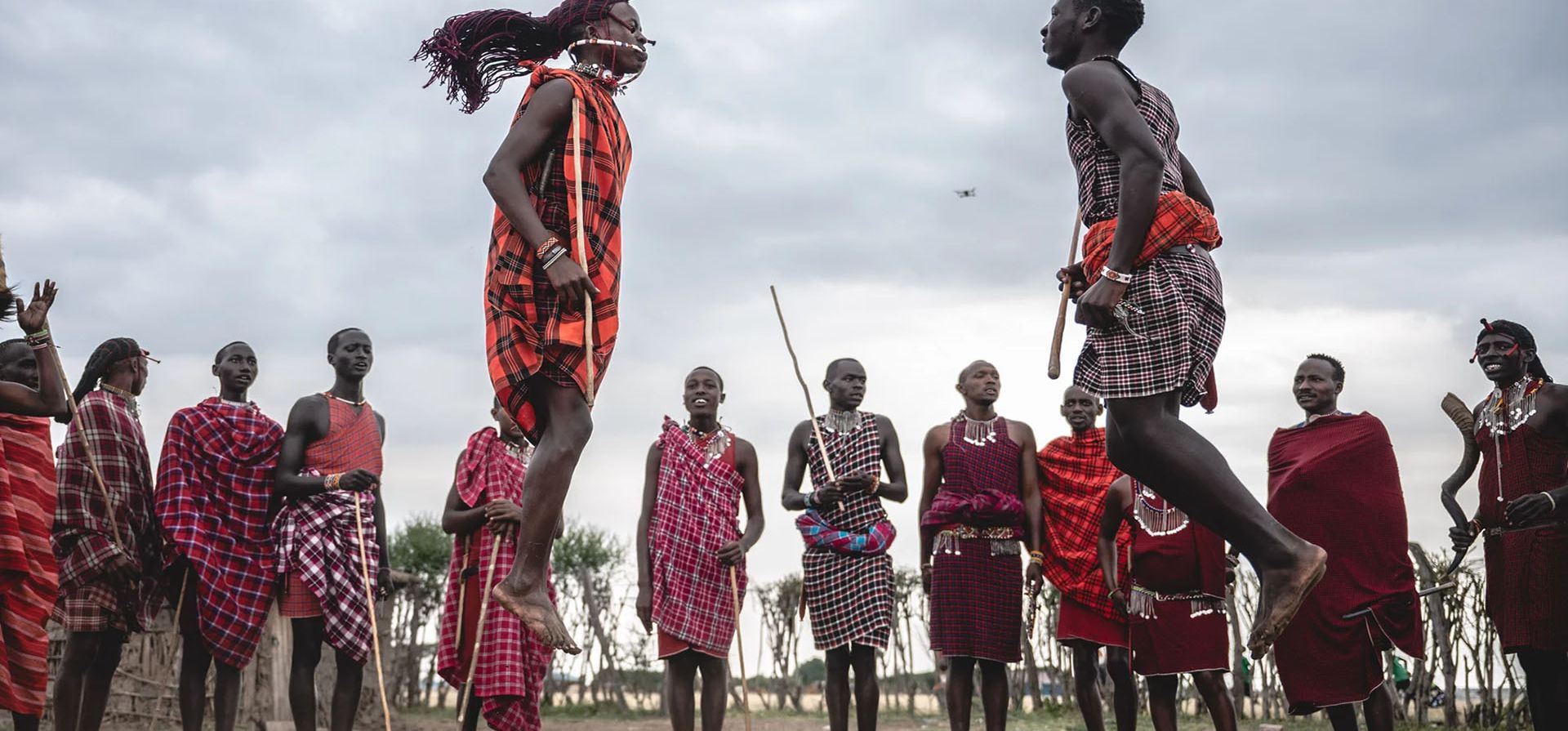 Los aldeanos masái realizan una danza tradicional en la reserva nacional masái mara, Narok, Kenia. Fotografía: Xinhua/REX/Shutterstock Los aldeanos masái realizan una danza tradicional en la reserva nacional masái mara, Narok, Kenia. Fotografía: Xinhua/REX/Shutterstock