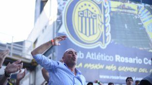 Gonzalo Belloso inicia el festejo, incluso ante de ser proclamado presidente de manera oficial.