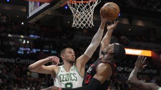 El líder Boston Celtics aplastó a Miami Heat en la NBA