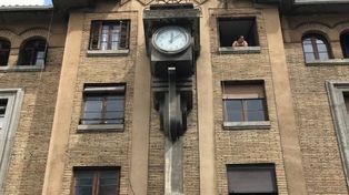 El hombre que se escondió en un reloj para salvar su vida