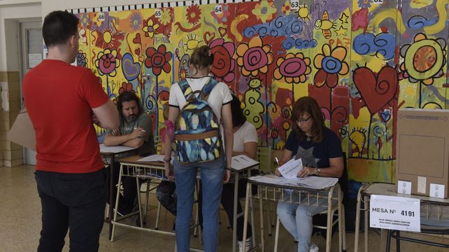 Las personas con derecho a percibir los viáticos deberán concurrir con su DNI al lugar y en la forma que oportunamente se indique.