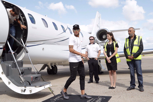 El jet privado de Neymar debió aterrizar de emergencia en Barbados
