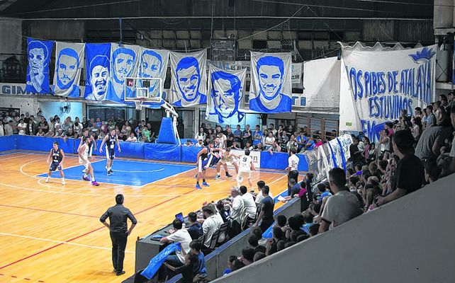 Impresionante. El estadio de Atalaya estuvo totalmente colmado el domingo por la noche.