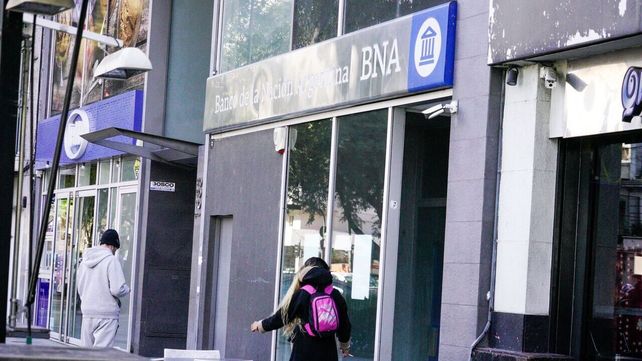 Dos personas en situación de calle se pelearon y ocasionaron un principio de incendio en un cajero del Banco Nación de Pellegrini al 1800. La sucursal quedó inhabilitada.
