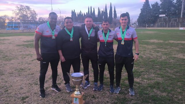 Cuerpo técnico campeón. El grupo de trabajo estuvo comandado por Rolando Pacor como DT y sus colaboradores Leandro Muñoz