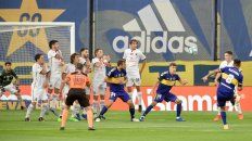 Cardona ya ejecutó y su remate será el primer gol de Boca. Cardona ya ejecutó y su remate será el primer gol de Boca.