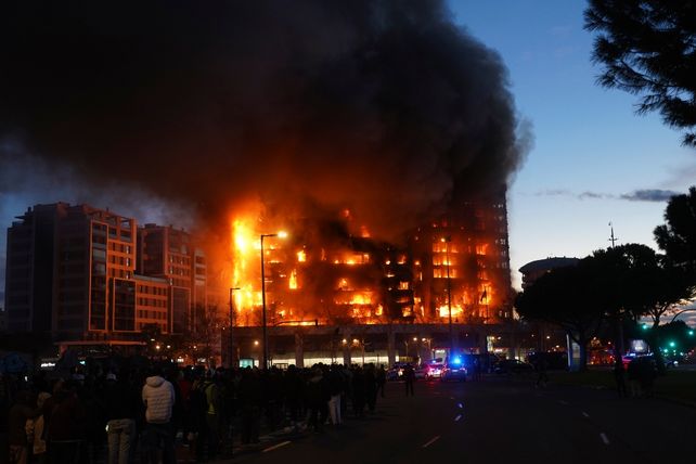 Discuten la causa del incendio que destruyó una torre en Valencia