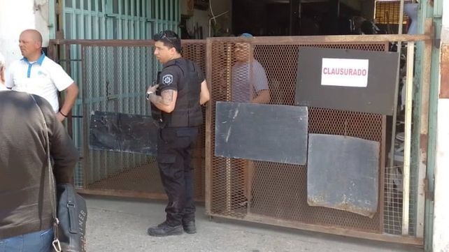Hallaron en una chatarrería clandestina una montaña de medidores de gas y picaportes robados