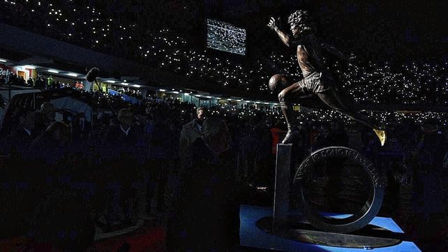 Napoli inauguró una estatua en tamaño real de Diego Maradona.&nbsp;