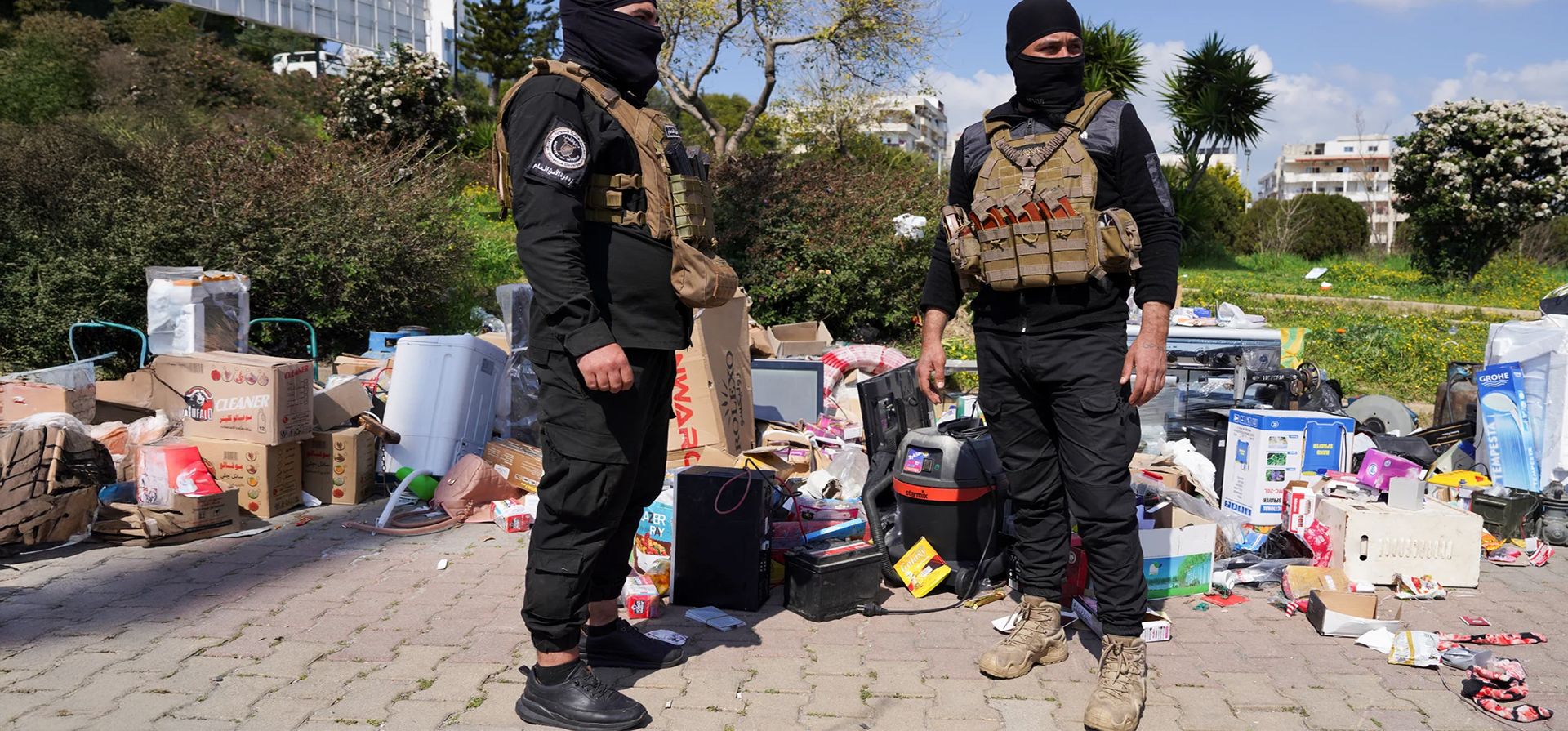 Miembros de las fuerzas de seguridad frente a las pertenencias abandonadas de la gente, después de que cientos de personas murieran en algunos de los actos de violencia más mortíferos en 13 años de guerra civil, Latakia, Siria. Fotografía: Karam Al-Masri/Reuters Miembros de las fuerzas de seguridad frente a las pertenencias abandonadas de la gente, después de que cientos de personas murieran en algunos de los actos de violencia más mortíferos en 13 años de guerra civil, Latakia, Siria. Fotografía: Karam Al-Masri/Reuters