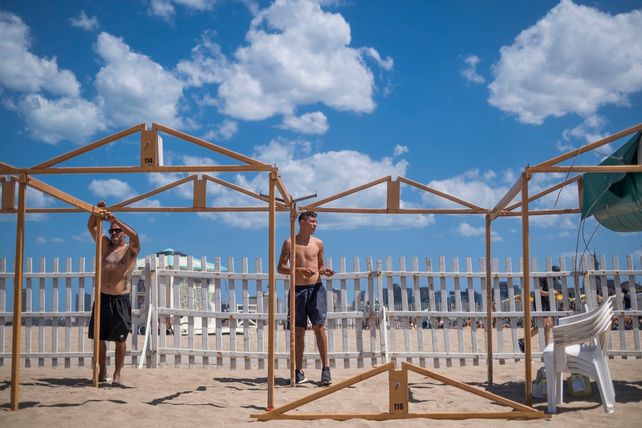 Desarman cientos de carpas en Mar del Plata para ampliar las playas