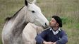 Arroyo Seco: Palmerita, el veterinario que estudió de grande herrando caballos