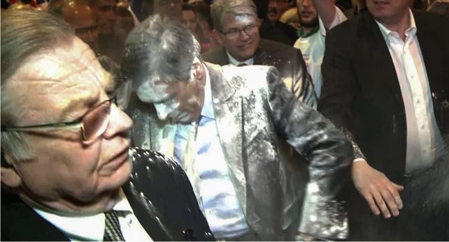 Un infiltrado le vació un paquete de harina en la cabeza a un político