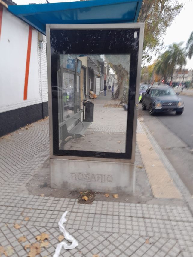 El vandalismo afecta a los dispositivos transiluminados doble faz instalados en los refugios de transporte urbano de pasajeros y en los parques junto con bicicleteros.