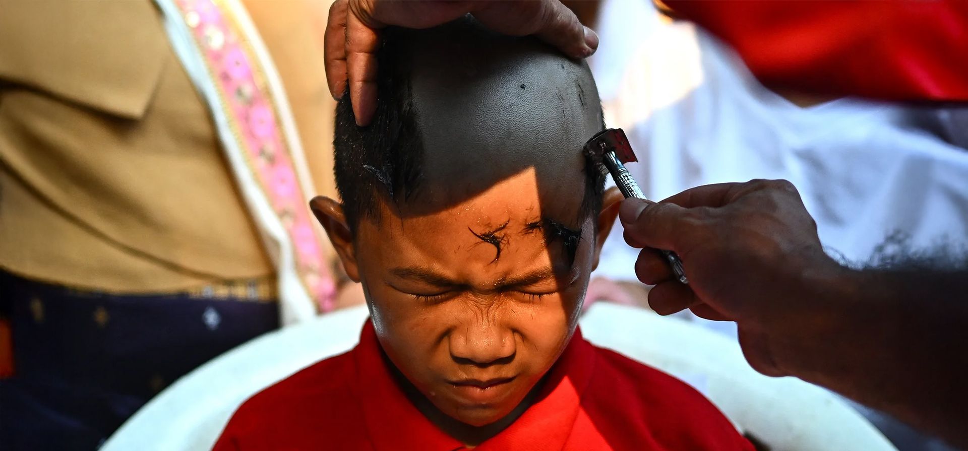 Decenas de niños desfilan por el templo budista Wat Ku Tao antes de que les afeiten la cabeza, un comienzo simbólico de su monje Shan, Chiang Mai, Tailandia. Fotografía: Manan Vatsyayana/AFP/Getty Images Decenas de niños desfilan por el templo budista Wat Ku Tao antes de que les afeiten la cabeza, un comienzo simbólico de su monje Shan, Chiang Mai, Tailandia. Fotografía: Manan Vatsyayana/AFP/Getty Images