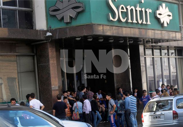 El plantel y los dirigentes de Lanús llegaron a Santa Fe para despedir a Diego Barisone