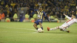 Campaz remata ante el cierre de Bustos para señalar el gol del triunfo canalla.