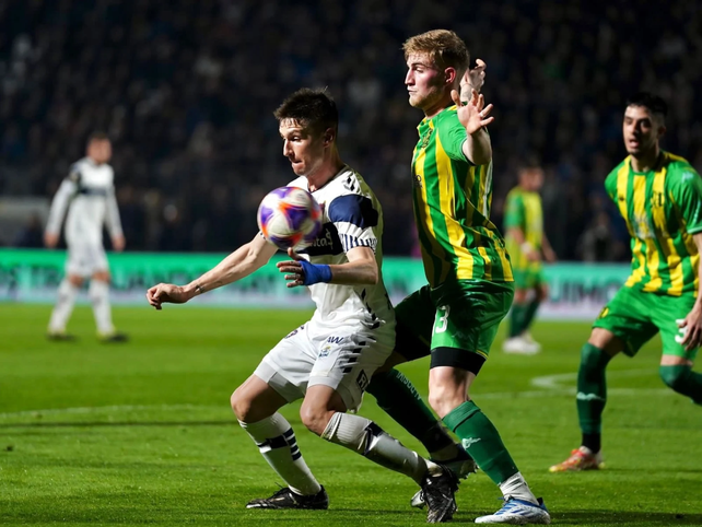 Gimnasia no pudo con Aldosivi y se alejó de la punta