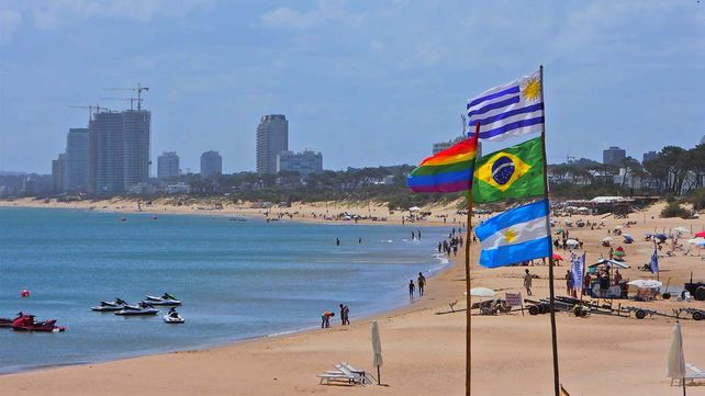 Uruguay extendió la flexibilización que comenzó en los últimos meses del año pasado para facilitar la llegada de visitantes internacionales.&nbsp;
