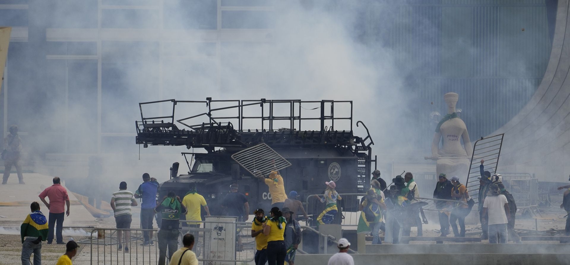 Manifestantes, partidarios del expresidente de Brasil, Jair Bolsonaro, se enfrentan con la policía durante una protesta frente al edificio del Palacio de Planalto en Brasilia, Brasil, el domingo 8 de enero de 2023. (Foto AP/Eraldo Peres)